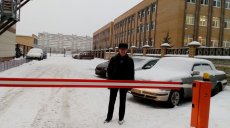 Добились автостоянки для работников лицея