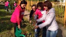 Педагоги приняли участие в озеленении поселка Актюбинский