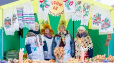 Педагоги угостили горожан блинами