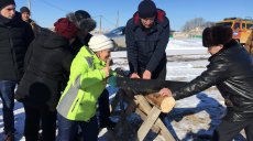 Директора распиливали бревна и играли в хоккей в валенках