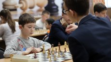 Школьники и учителя сыграли в шахматы 