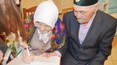 Бабушка рядышком с дедушкой