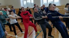 Педагоги стали чемпионами в перетягивании каната и шорт-треке