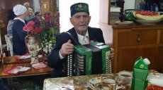 95-летний учитель играет на гармони и ездит на велосипеде