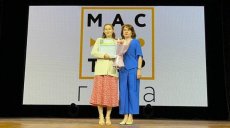 Победительница конкурса «Мастер года» получила денежный приз от профсоюза