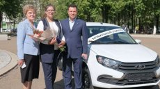 В Елабуге молодой учительнице вручили ключи от служебного автомобиля