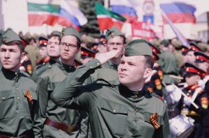 Студенты КФУ прошли маршем в честь Дня Победы