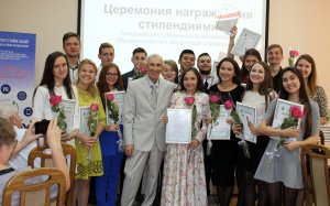 16 лучших студентов получили профсоюзные стипендии